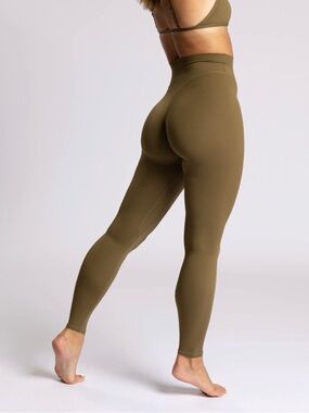 NWOT P’tula Feathertech Leggings in “Cypress”